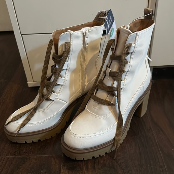 Universal Thread Shoes - White Platform Boots